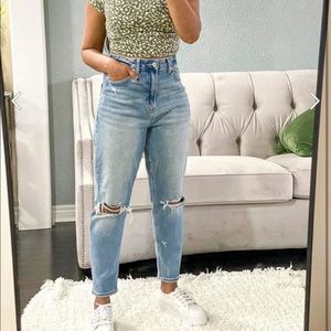 AE Ripped Mom Jean
Cool Classic
Size: 4 Regular
